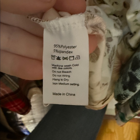 Michelle Mae Floral Short Sleeve Top - Cream and Pink Size 1x - Picture 3 of 3